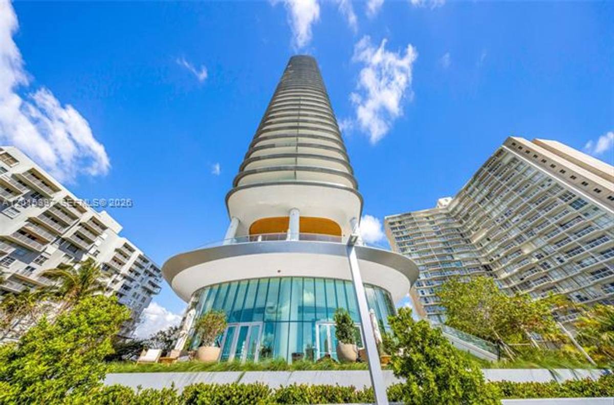 Apartment for rent at 175 SE 25 Rd, Miami, FL 33129