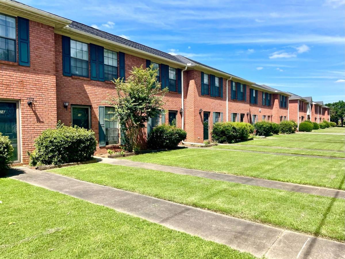 Townhouse for rent at 2423 Gaslight Place, Decatur, AL 35603