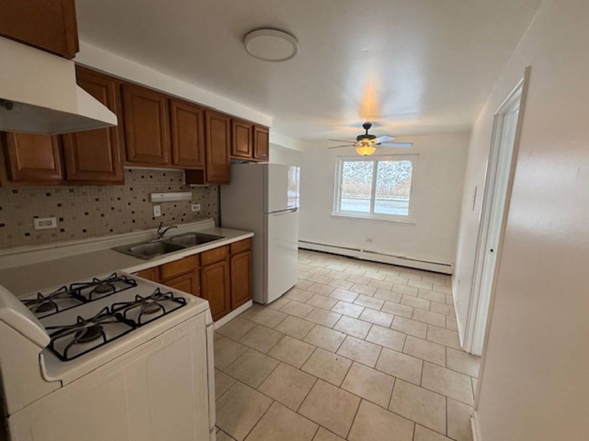 Apartment for rent at 9575 Maple Dr, Des Plaines, IL 60018