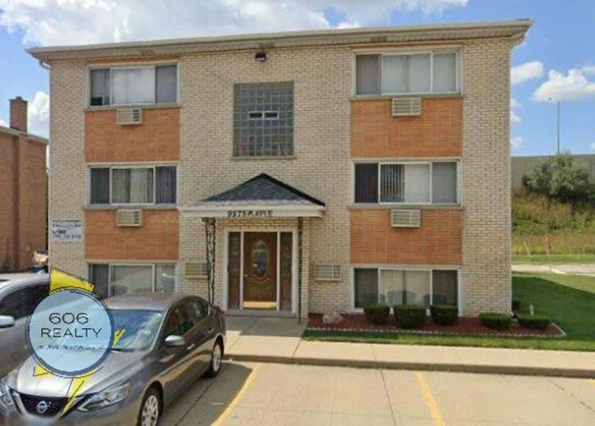 Apartment for rent at 9575 Maple Dr, Des Plaines, IL 60018