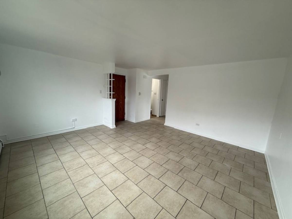 Apartment for rent at 9575 Maple Dr, Des Plaines, IL 60018