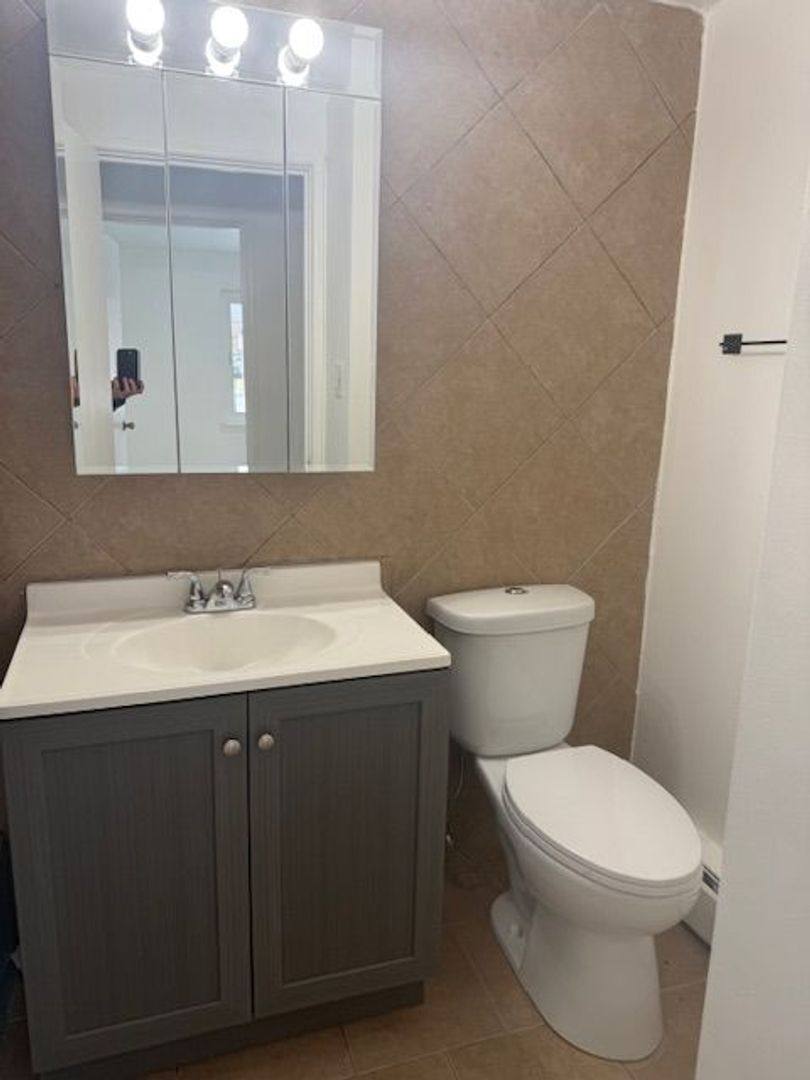 Apartment for rent at 9575 Maple Dr, Des Plaines, IL 60018