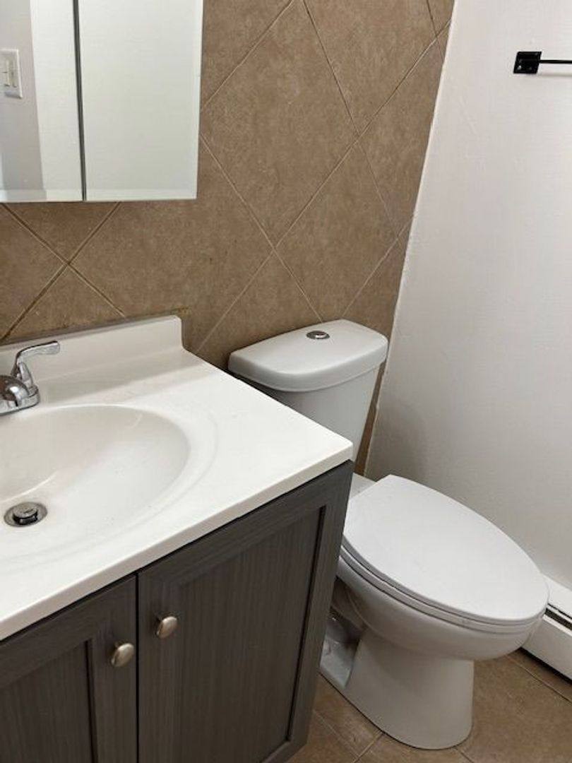 Apartment for rent at 9575 Maple Dr, Des Plaines, IL 60018