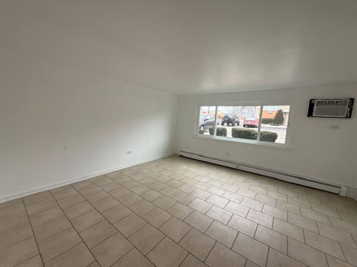 Apartment for rent at 9575 Maple Dr, Des Plaines, IL 60018