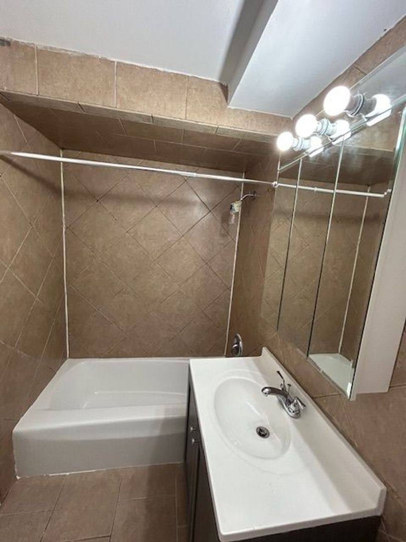 Apartment for rent at 9575 Maple Dr, Des Plaines, IL 60018