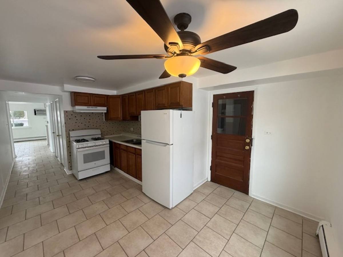 Apartment for rent at 9575 Maple Dr, Des Plaines, IL 60018