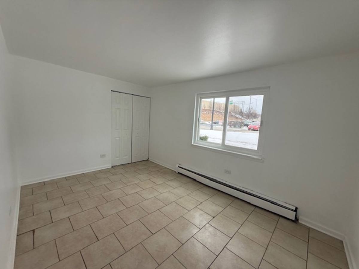 Apartment for rent at 9575 Maple Dr, Des Plaines, IL 60018