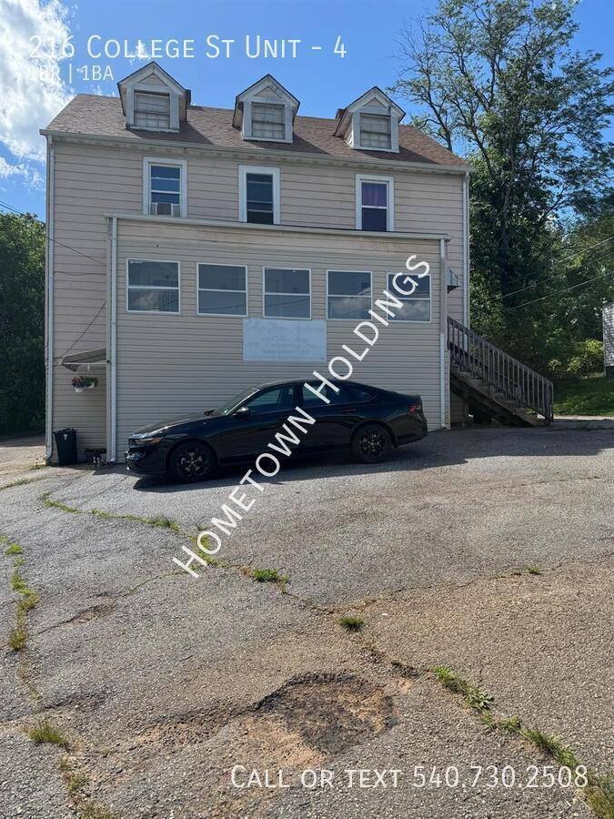 Apartment for rent at 216 College St #4, Martinsville, VA 24112