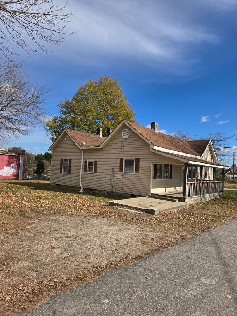 House for rent at 1401 Old Norlina Rd, Henderson, NC 27536