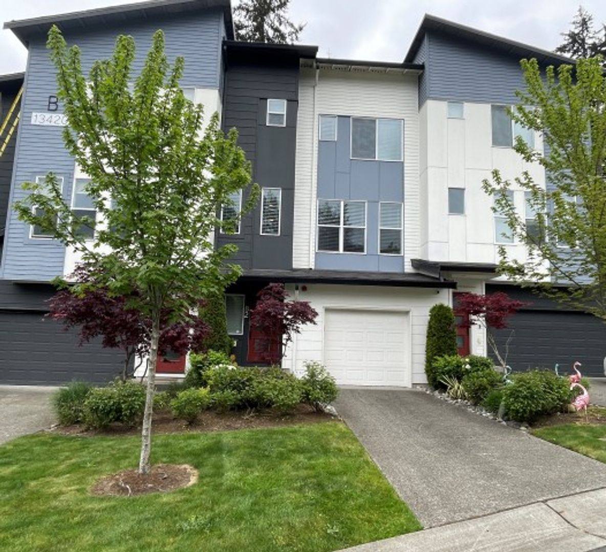 Townhouse for rent at 13420 Manor Way, Lynnwood, WA 98087