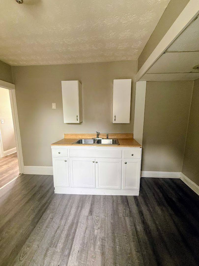 Apartment for rent at 610 Wellman Ave SE, Massillon, OH 44646