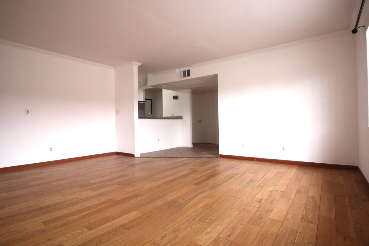 Apartment for rent at 14033 Foothill Blvd, Sylmar, CA 91342