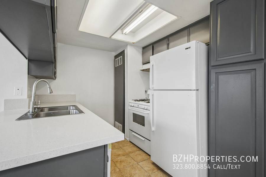 Apartment for rent at 11924 Mayfield Ave #5, Los Angeles, CA 90049