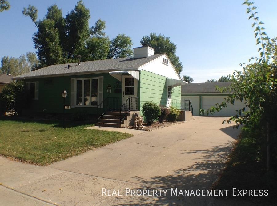 House for rent at 233 E Pam Rd, Sioux Falls, SD 57105