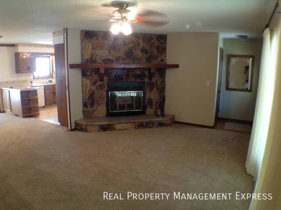 233 E Pam Rd, Sioux Falls, SD 57105 - House for Rent - Image 2