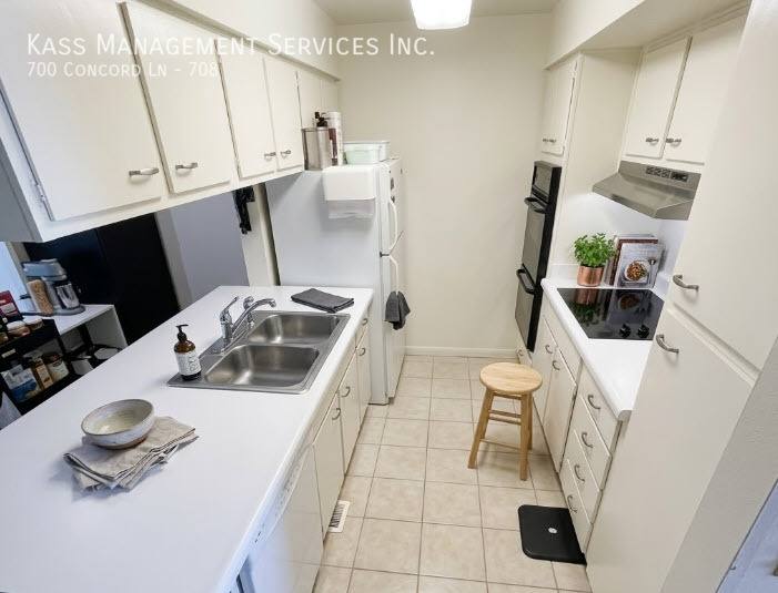 Townhouse for rent at 700 Concord Lane #708, Barrington, IL 60010