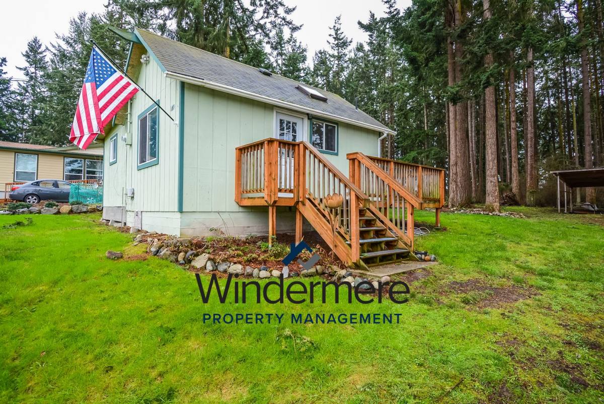 1039 Sidney St, Oak Harbor, WA 98277
