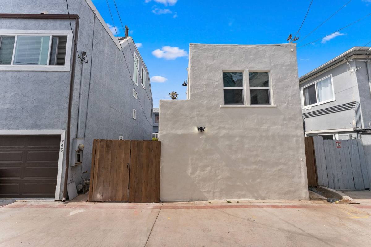 Apartment for rent at 749-7495 York Court 749-5, San Diego, CA 92109