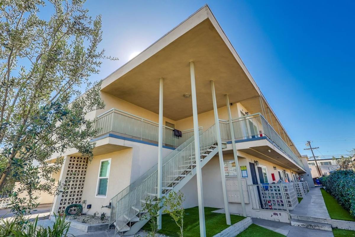 Apartment for rent at 6205 8th Ave #8, Los Angeles, CA 90043