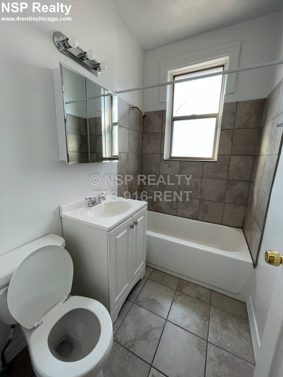 Apartment for rent at 1373 W Estes #1H, Chicago, IL 60626