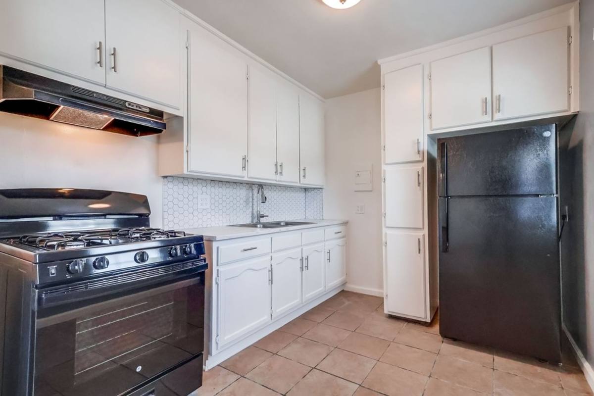Apartment for rent at 2419 S Ridgeley Dr #1, Los Angeles, CA 90016