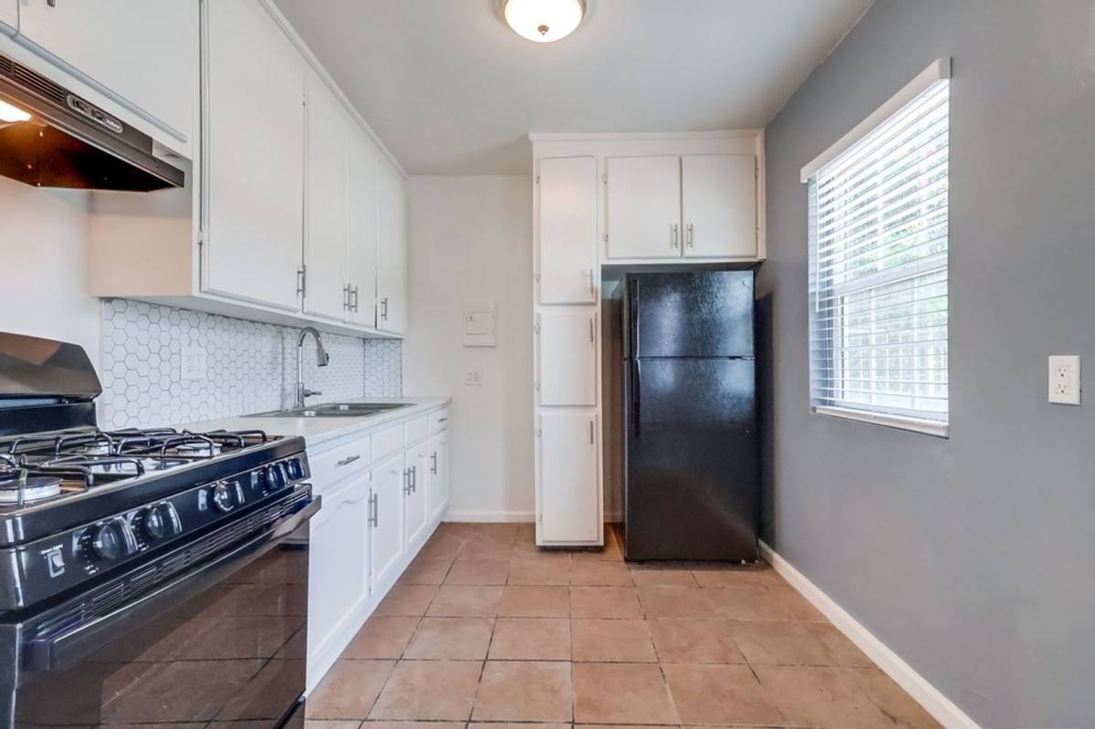 Apartment for rent at 2419 S Ridgeley Dr #1, Los Angeles, CA 90016