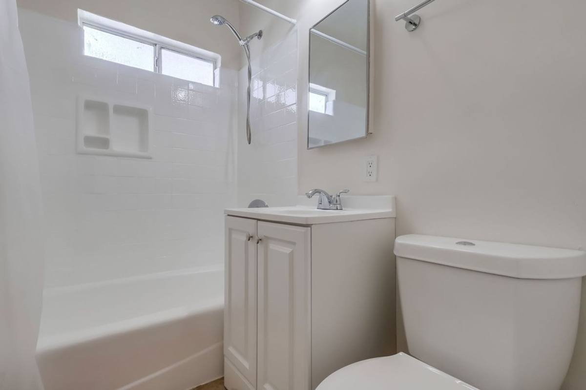 Apartment for rent at 2419 S Ridgeley Dr #1, Los Angeles, CA 90016