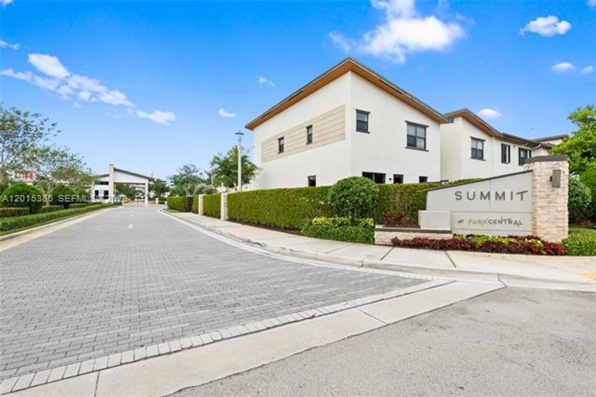 Townhouse for rent at 10597 NW 81 Terrace Th, Miami, FL 33178