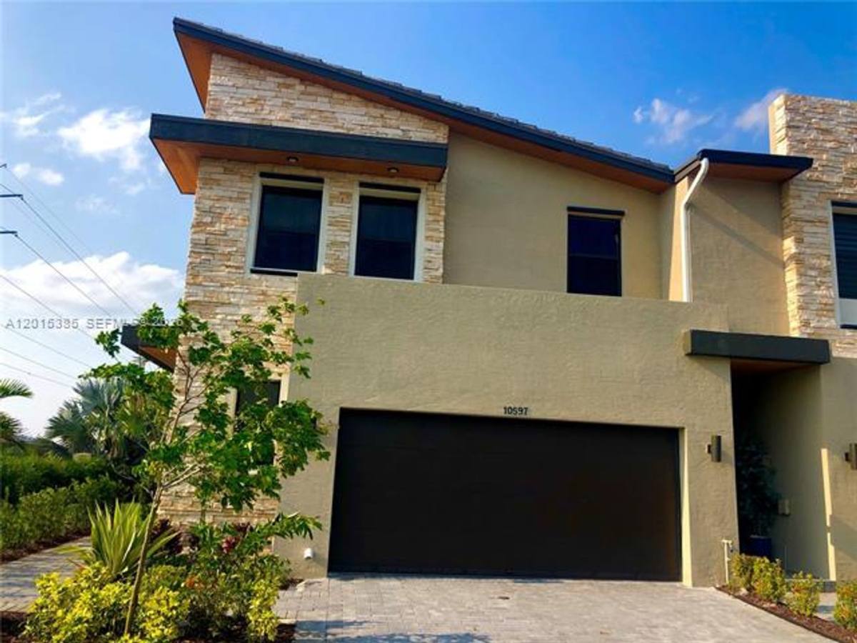 Townhouse for rent at 10597 NW 81 Terrace Th, Miami, FL 33178