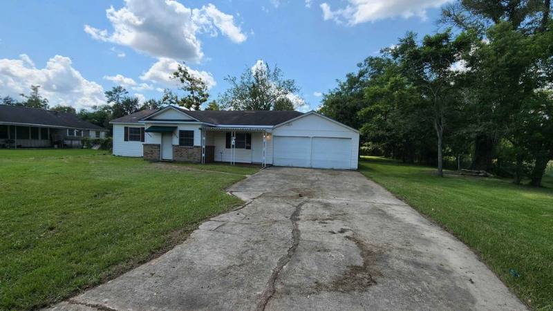 Apartment for rent at 2511 8th St #LEFT, Orange, TX 77630