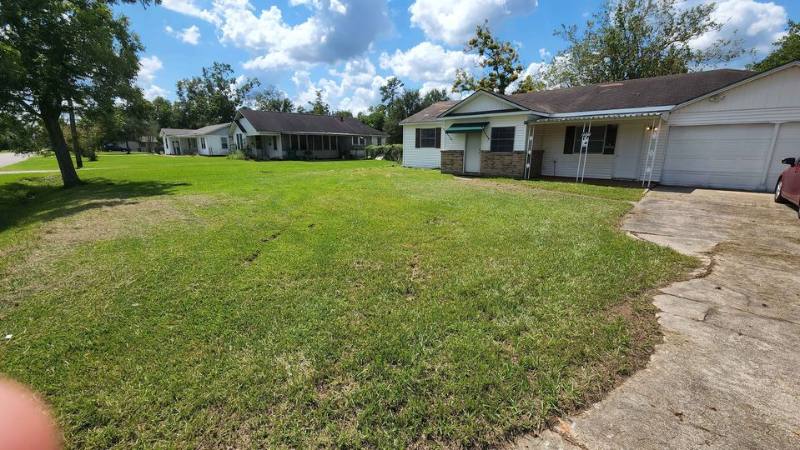 Apartment for rent at 2511 8th St #LEFT, Orange, TX 77630