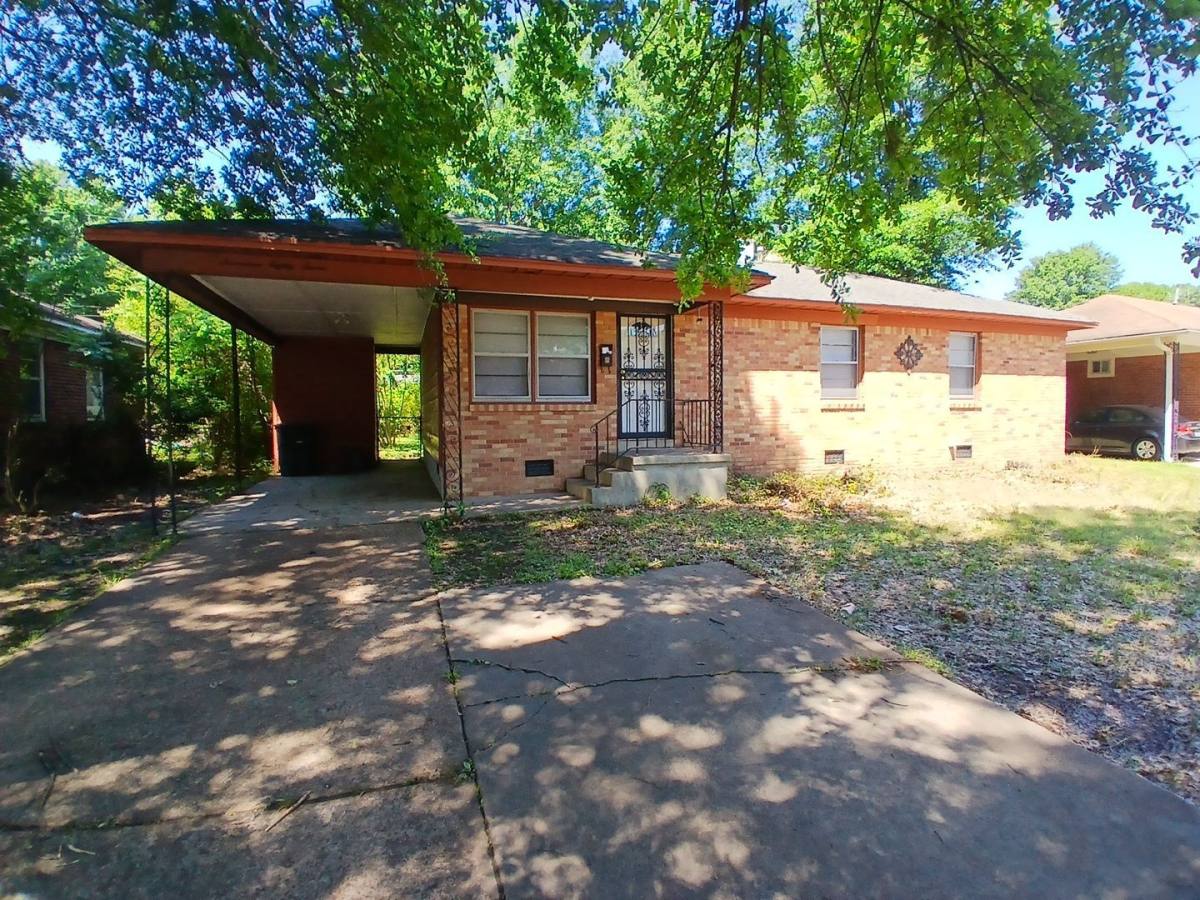 House for rent at 1787 S Perkins Rd, Memphis, TN 38117