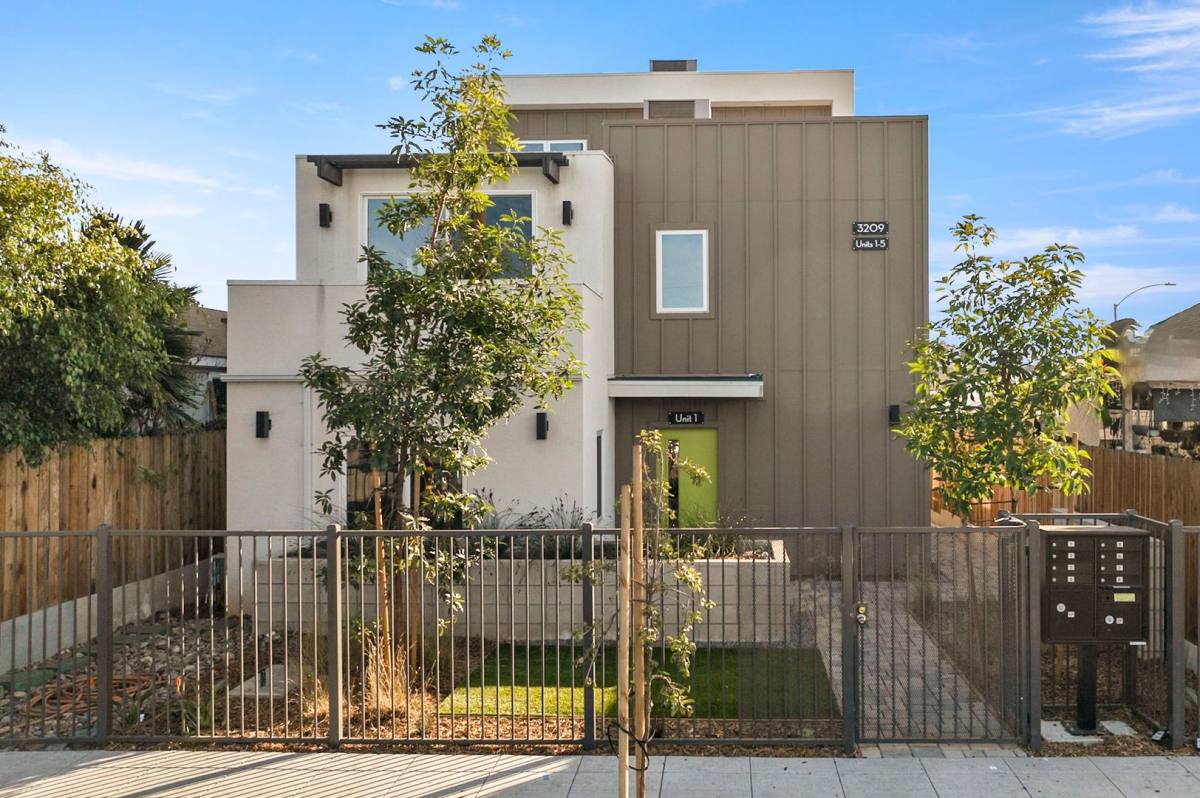 Townhouse for rent at 3209 L St, San Diego, CA 92102