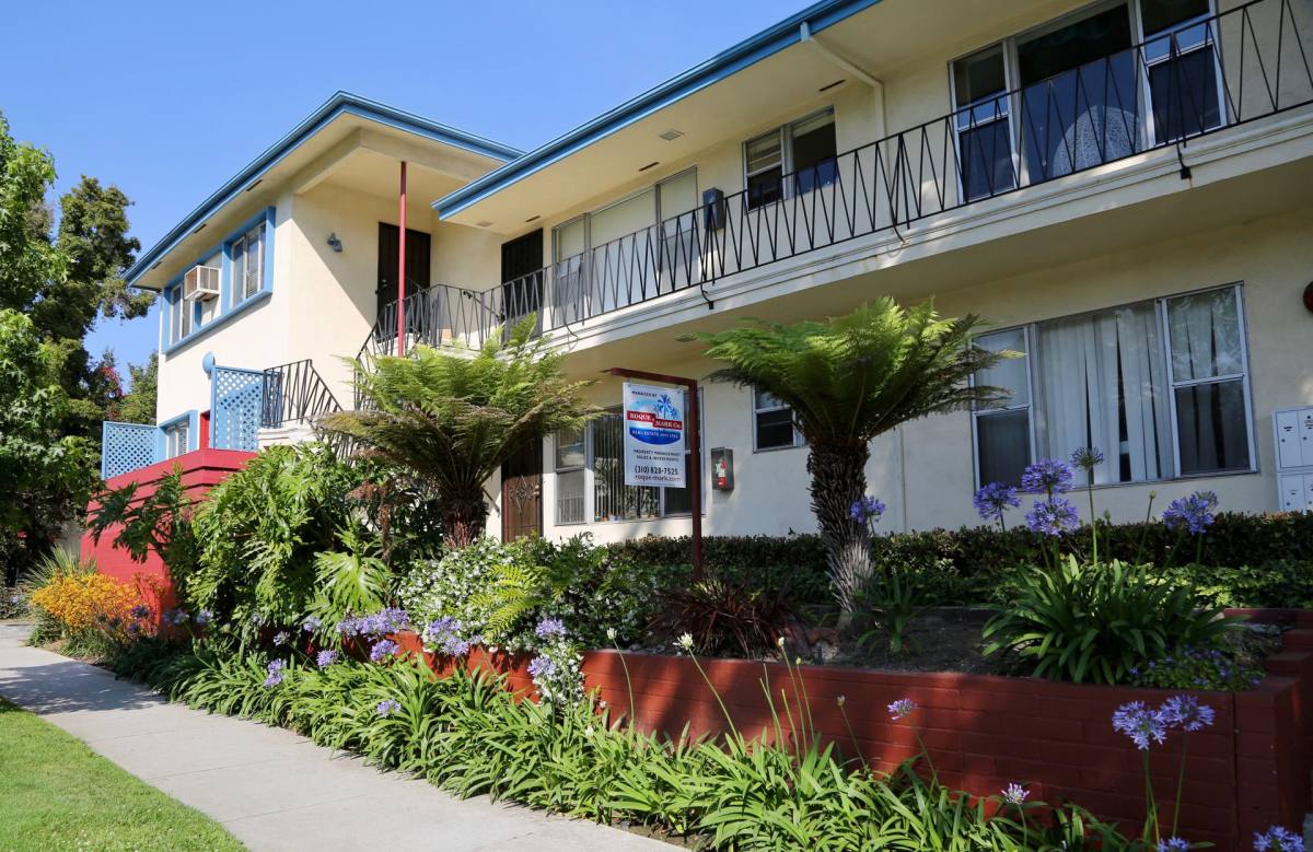 Apartment for rent at 402 Montana Ave, Santa Monica, CA 90403