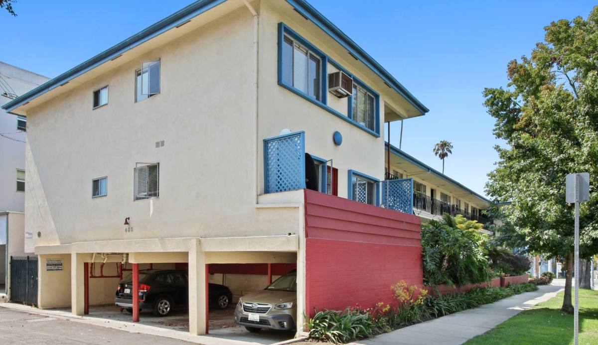 Apartment for rent at 402 Montana Ave, Santa Monica, CA 90403