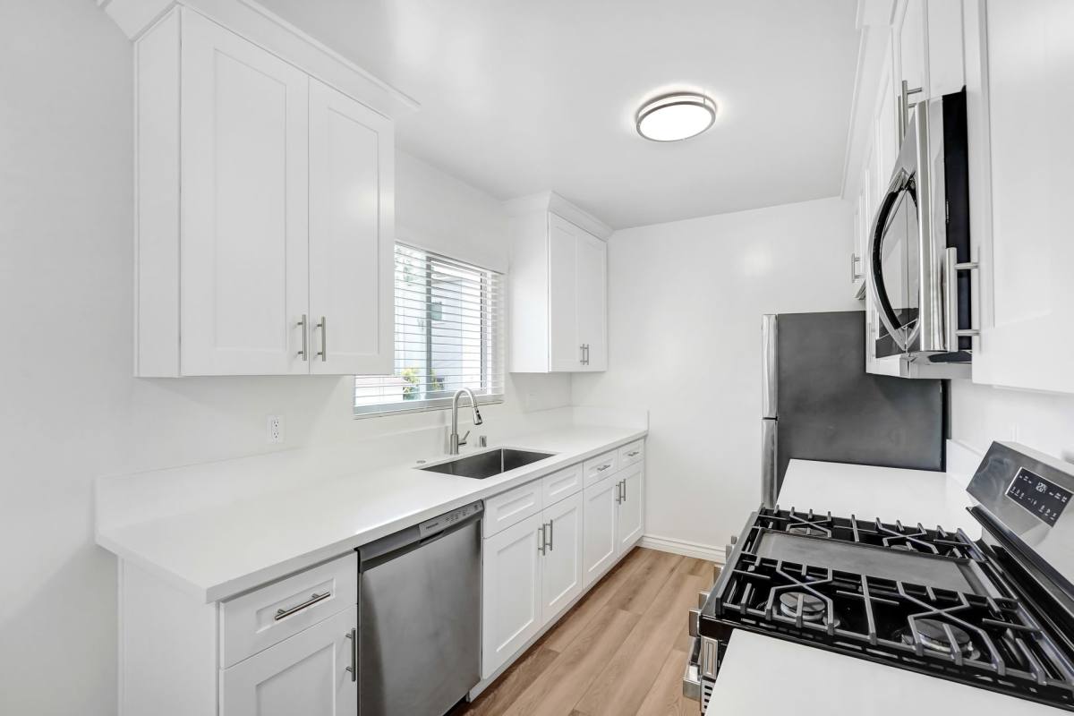 Apartment for rent at 402 Montana Ave, Santa Monica, CA 90403
