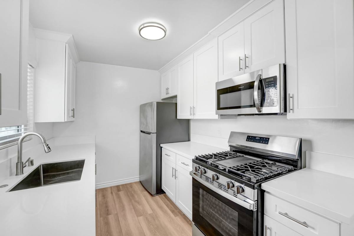 Apartment for rent at 402 Montana Ave, Santa Monica, CA 90403