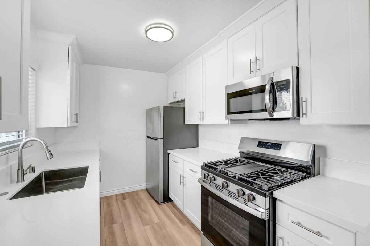Apartment for rent at 402 Montana Ave, Santa Monica, CA 90403