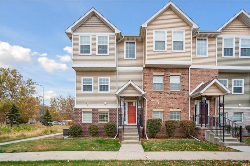 Townhouse for rent at 2102 High St, Des Moines, IA 50312