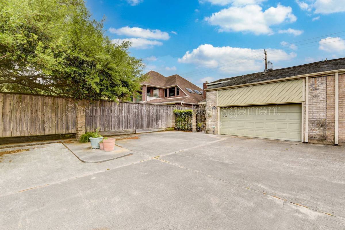 Townhouse for rent at 928 W Main St, Houston, TX 77006