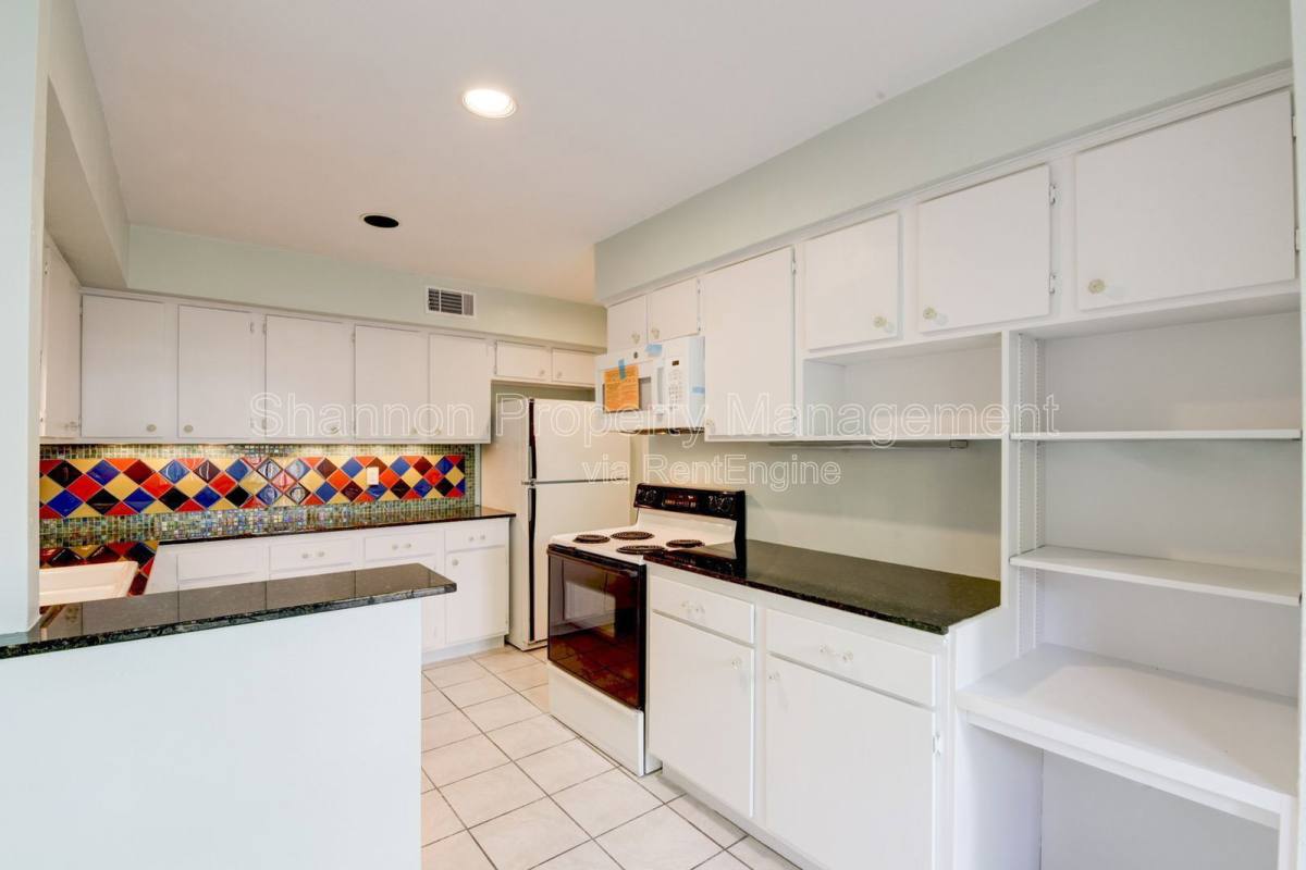 Townhouse for rent at 928 W Main St, Houston, TX 77006