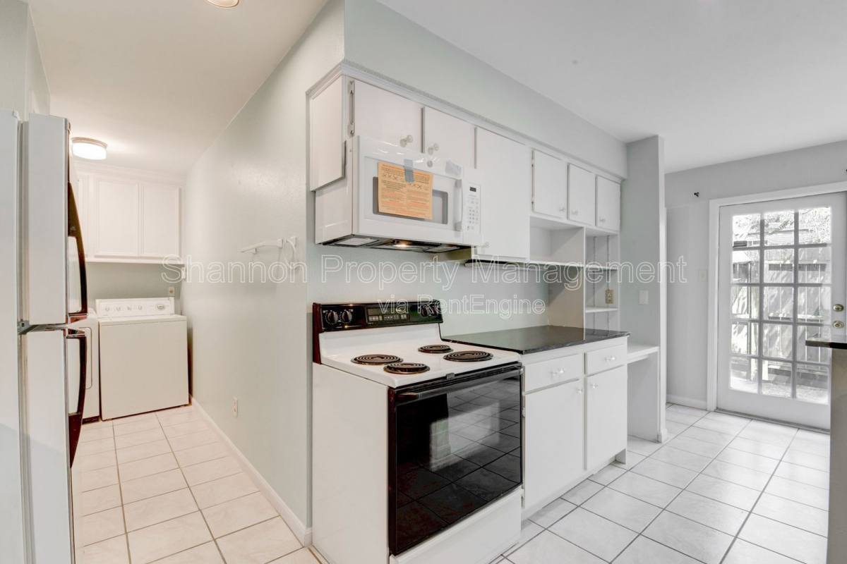 Townhouse for rent at 928 W Main St, Houston, TX 77006