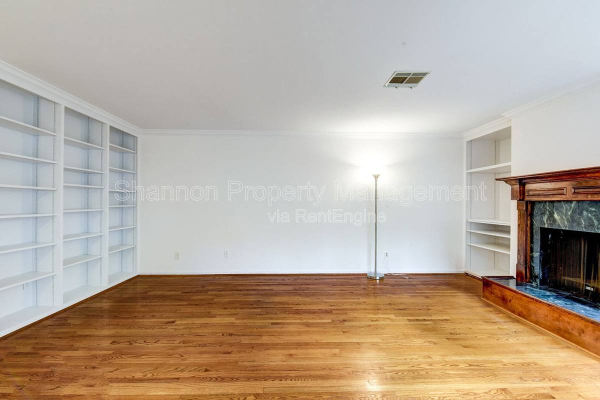 Townhouse for rent at 928 W Main St, Houston, TX 77006