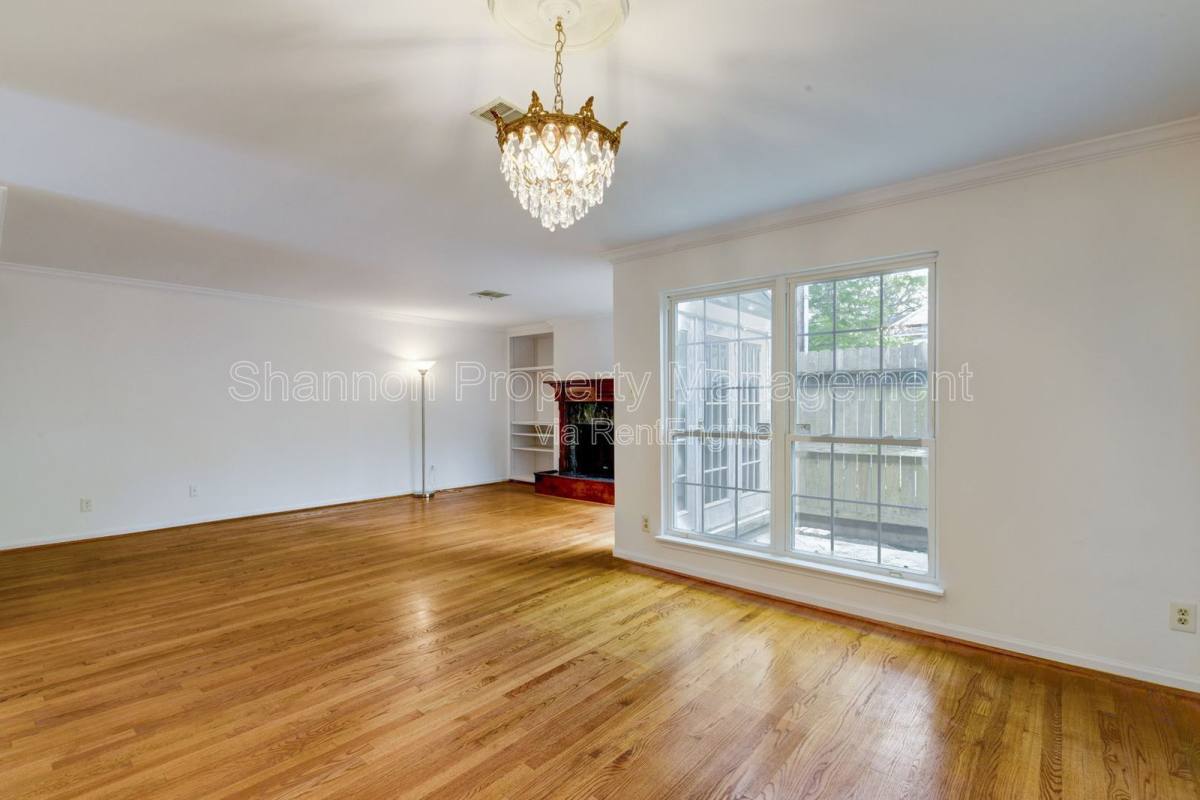 Townhouse for rent at 928 W Main St, Houston, TX 77006