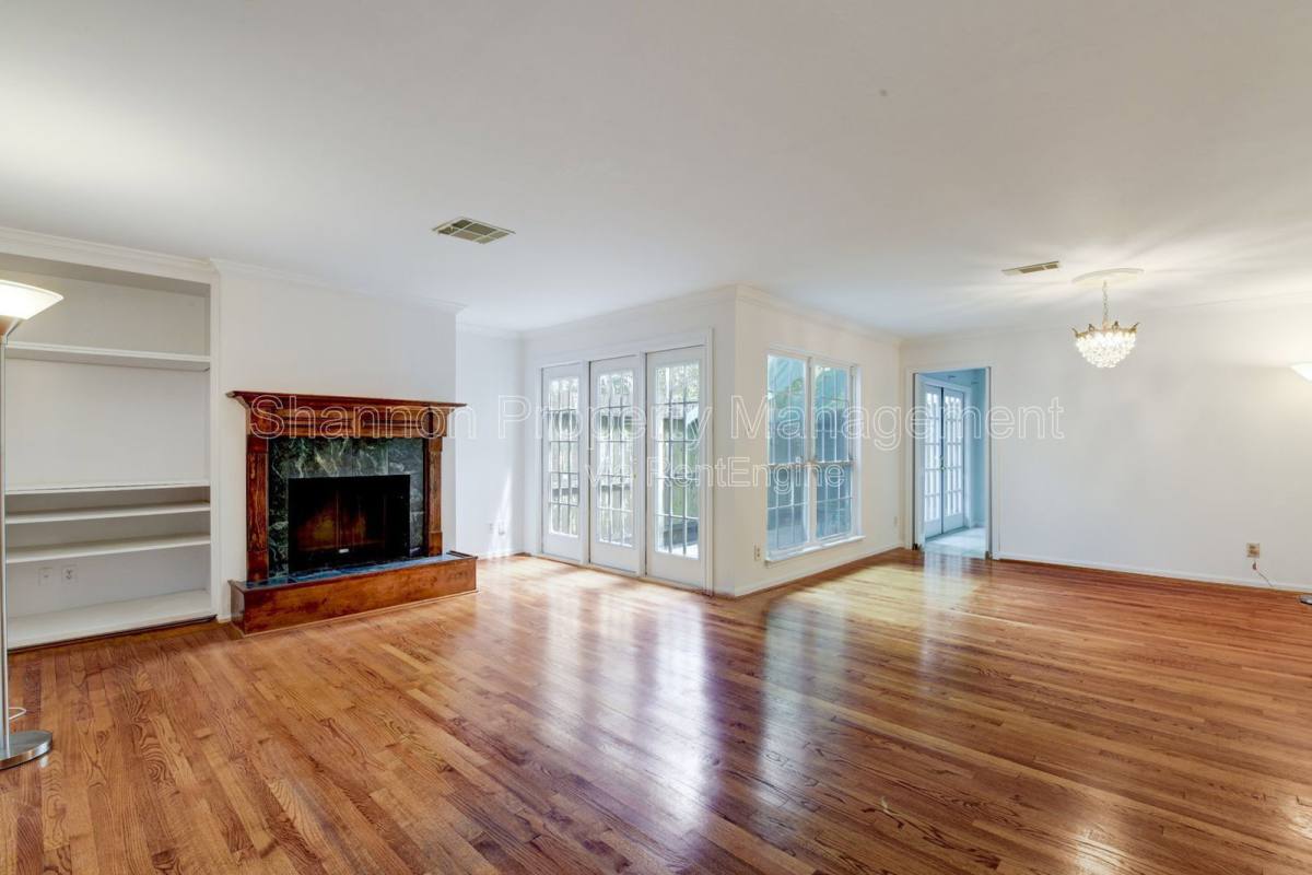 Townhouse for rent at 928 W Main St, Houston, TX 77006
