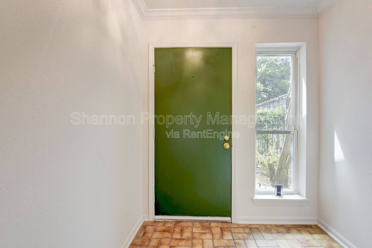 Townhouse for rent at 928 W Main St, Houston, TX 77006