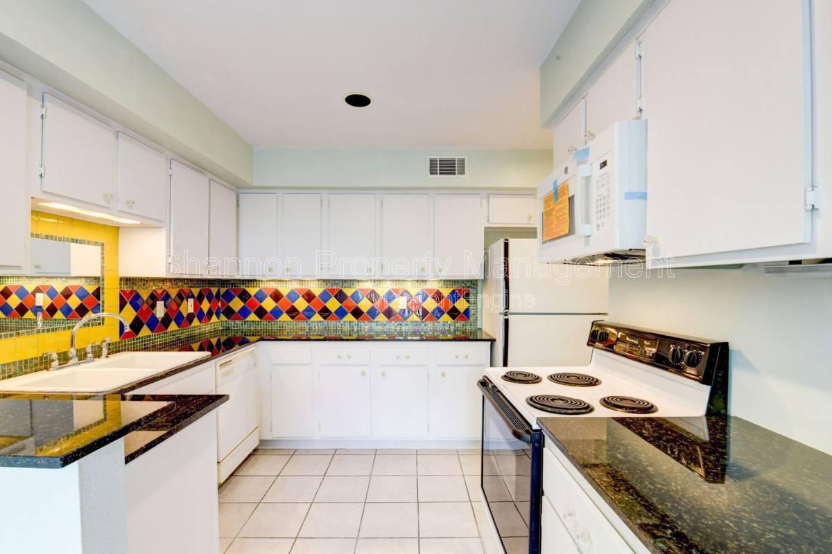 Townhouse for rent at 928 W Main St, Houston, TX 77006