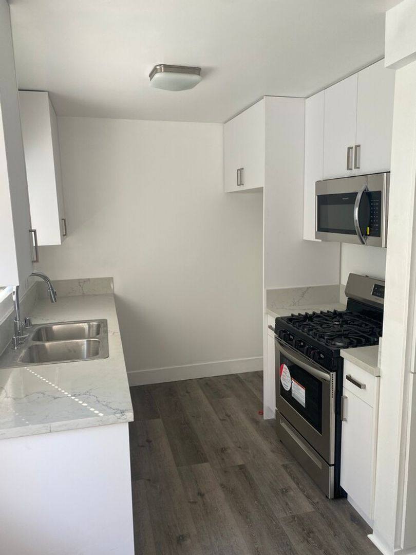 Apartment for rent at 6922 Hazeltine Ave, Van Nuys, CA 91405
