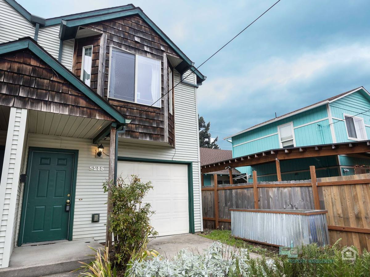 Townhouse for rent at 5215 SE Pardee St, Portland, OR 97206