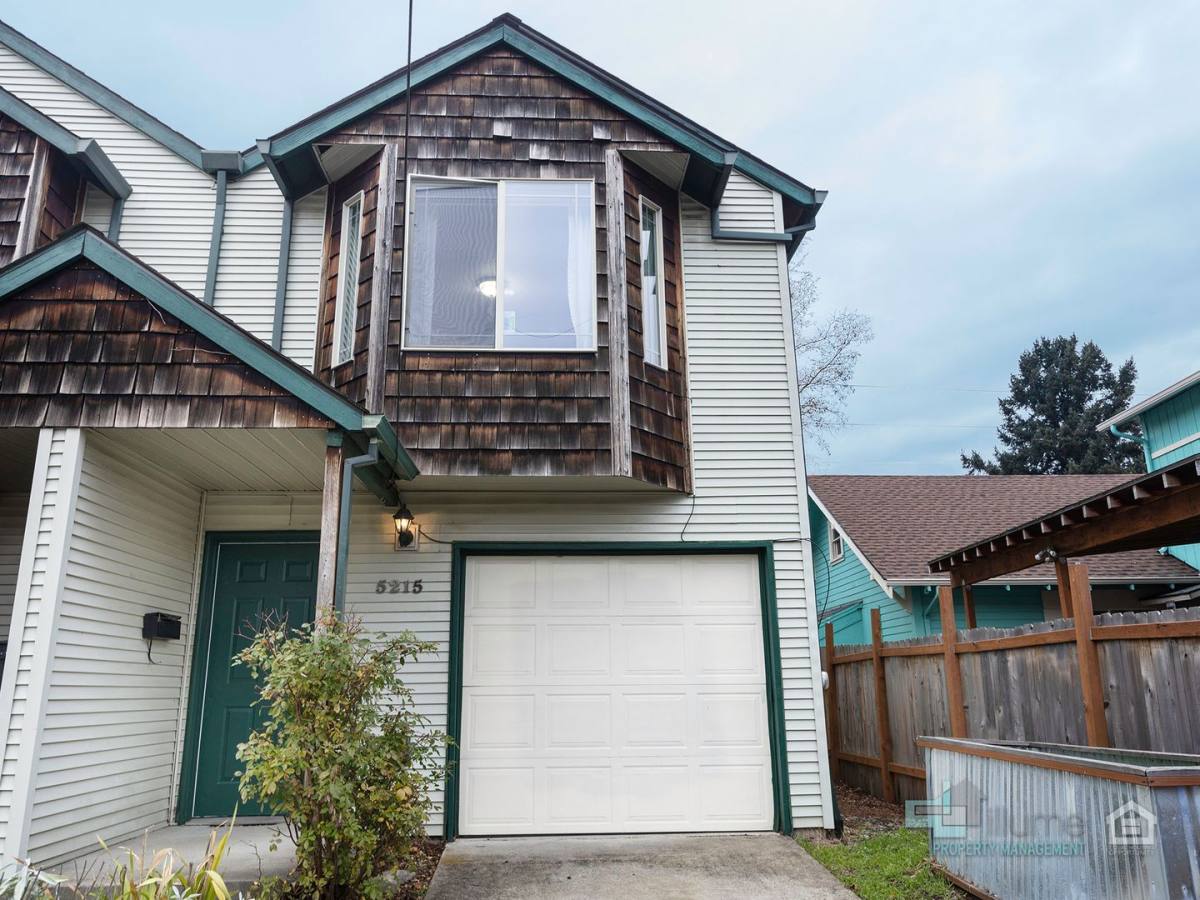 Townhouse for rent at 5215 SE Pardee St, Portland, OR 97206